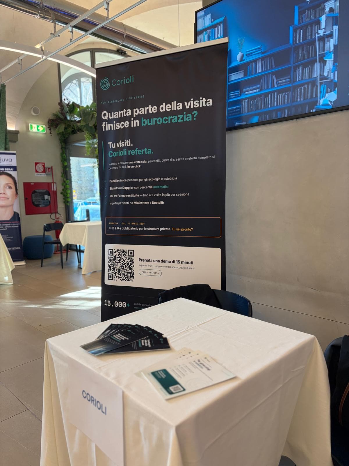 Lo stand Corioli al congresso sui miomi uterini, con il roll-up 'Tu visiti. Corioli referta.'